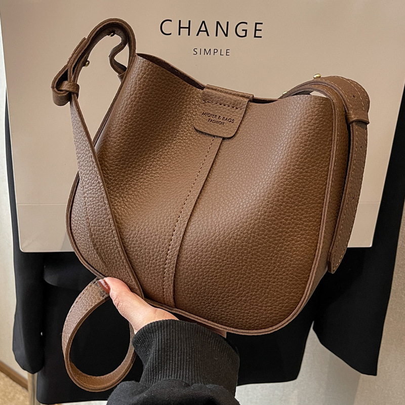 Leather Work Bag Women - กระเป๋าถือขนาดเล็กอเนกประสงค์สำหรับผู้หญิง คอลเลคชั่นฤดูใบไม้ผลิ 2026 กระเป๋าสะพายไหล่แฟชั่น กระเป๋าครอสบอดี้สไตล์เรโทร กระเป๋าทรงถังสำหรับใช้ในชีวิตประจำวันและการเดินทาง